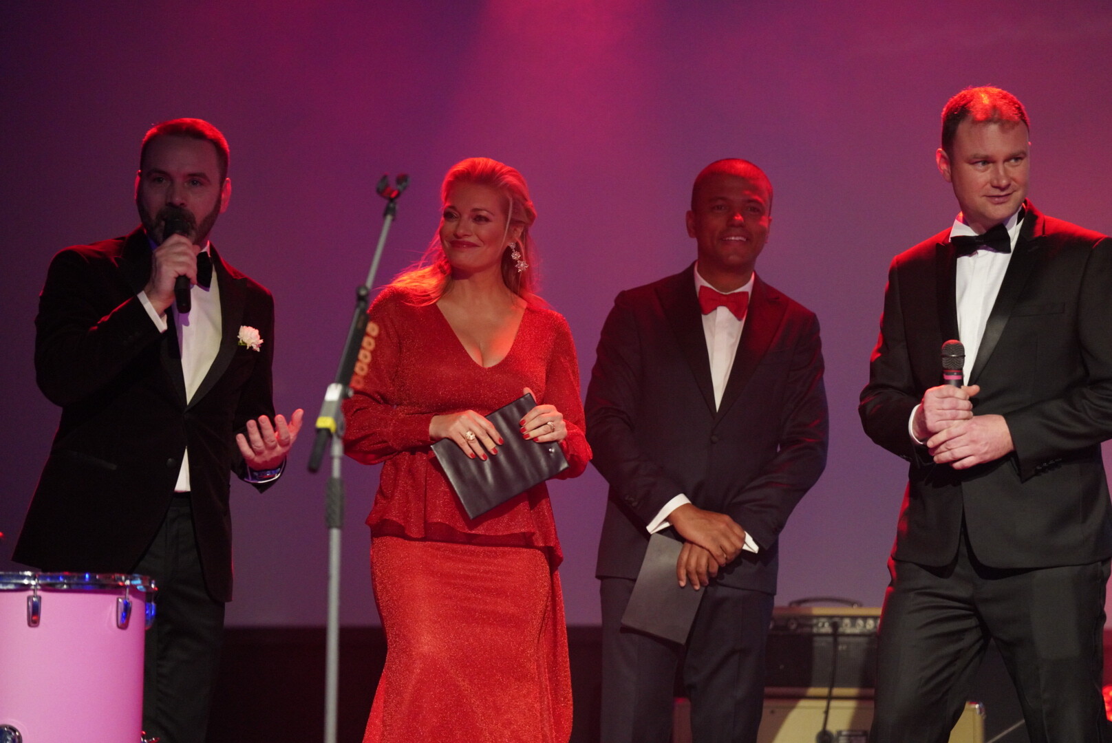 (zleva) ředitel NH Collection Olomouc Congress hotelu Tomáš Rousek, Lucie Borhyová, Rey Koranteng, ředitel Radia Haná David Foretník
