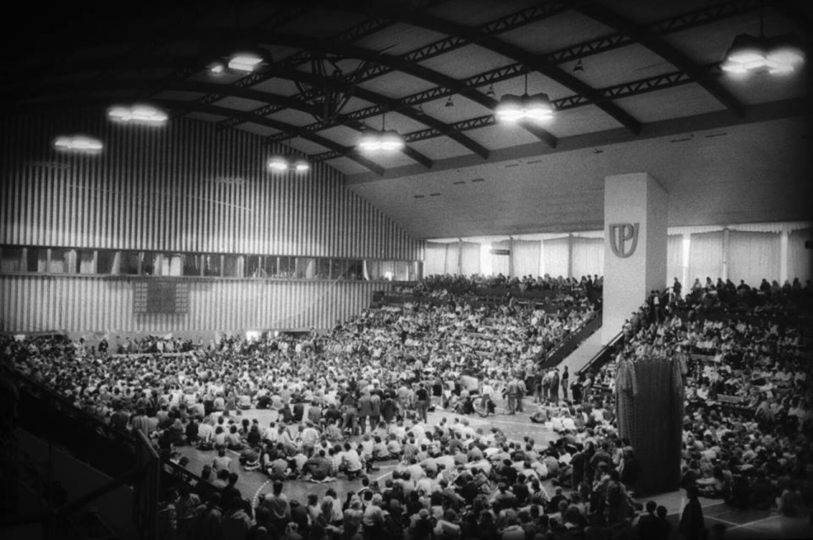 Sportovní hala UPzdroj: https://www.olomouckarevoluce89.cz