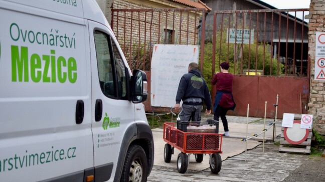 Zákaz vjezdu do dvora respektují i dodavatelé, kteří zboží vykládají na vozík. Foto: Olomoucký Report