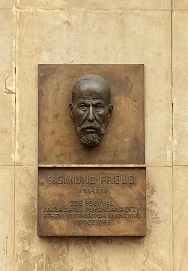 Pamětní deska s bustou Sigmunda Freuda.