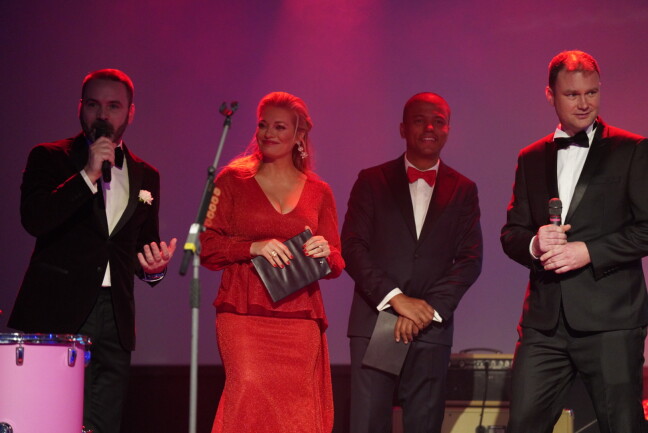 (zleva) ředitel NH Collection Olomouc Congress hotelu Tomáš Rousek, Lucie Borhyová, Rey Koranteng, ředitel Radia Haná David Foretník
