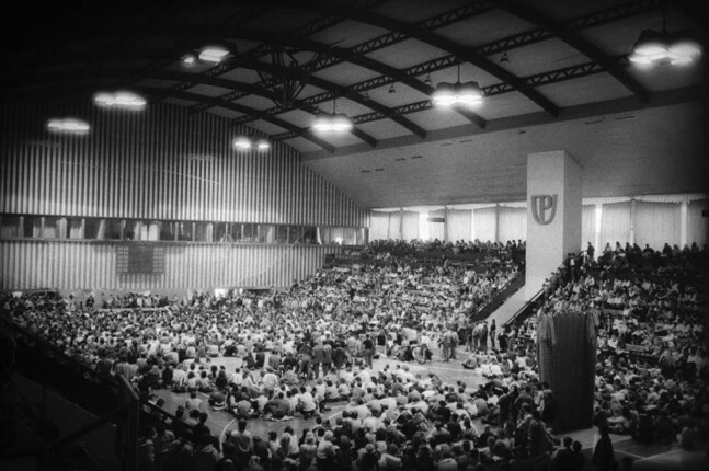Sportovní hala UPzdroj: https://www.olomouckarevoluce89.cz