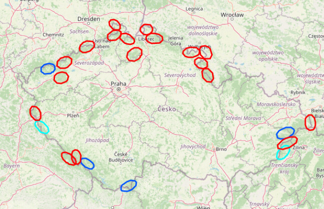 Vlčí teritoria v sezóně 2020/2021. Červeně jsou označeny vlčí smečky, modře vlčí pár a světle modrá znázorňuje teritoriální jedince, zdroj: Šelmy.cz