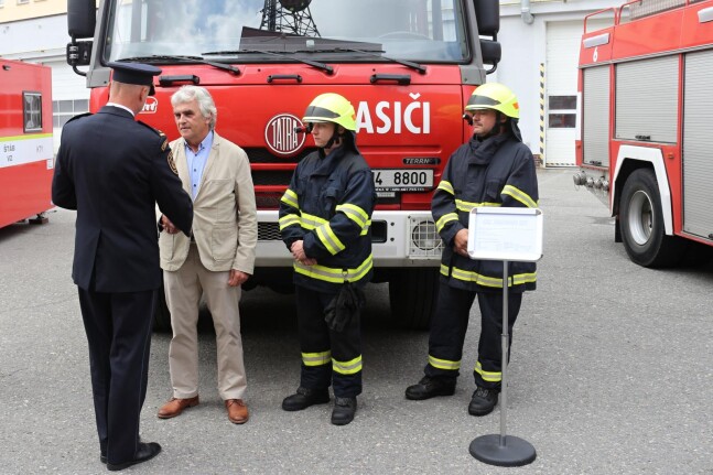 Ředitel HZS Olomouckého kraje předává klíče od zásahového vozidla CAS 30 starostovi obce Jívová na Olomoucku. | zdroj: HZS Olomouckého kraje