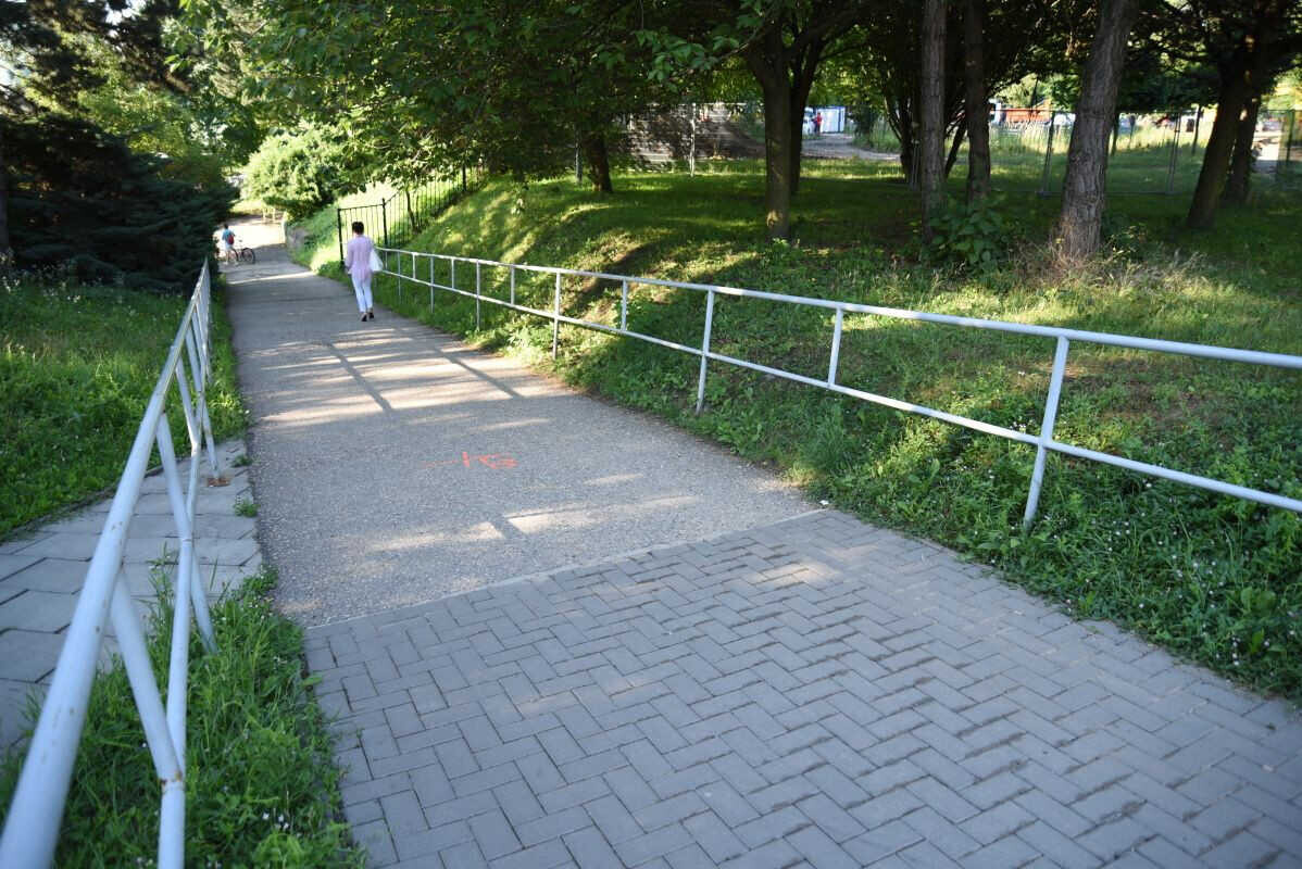 Frekventovaný chodník z Brněnské ulice do FNOL bude do konce prázdnin uzavřen. Ve spodní části fotografie parkoviště P2, foto: FNOL