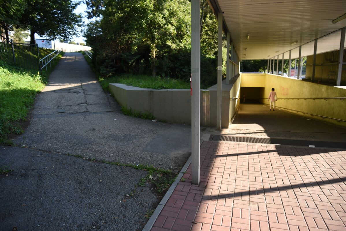 Frekventovaný chodník z Brněnské ulice do FNOL bude do konce prázdnin uzavřen. Ve spodní části fotografie parkoviště P2, foto: FNOL