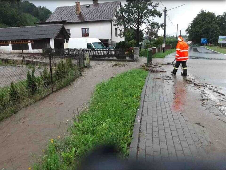 Silné deště rozvodnily řeku Bělou v Jeseníkách. Hasiči odčerpávají vodu ze zatopených sklepů, foto: HZS OLK