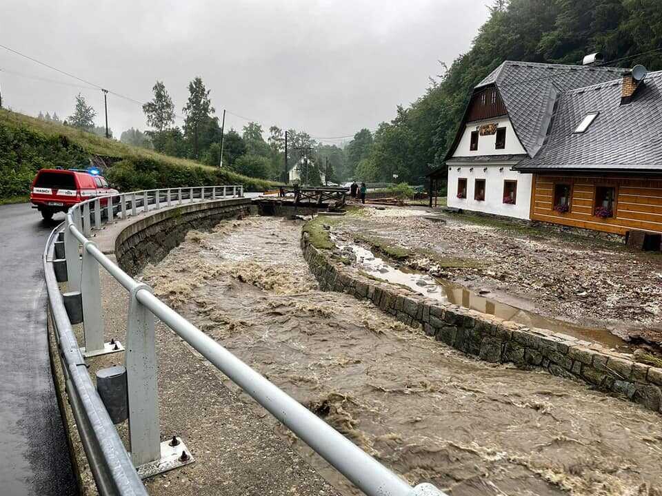 Silné deště rozvodnily řeku Bělou v Jeseníkách. Hasiči odčerpávají vodu ze zatopených sklepů, foto: HZS OLK