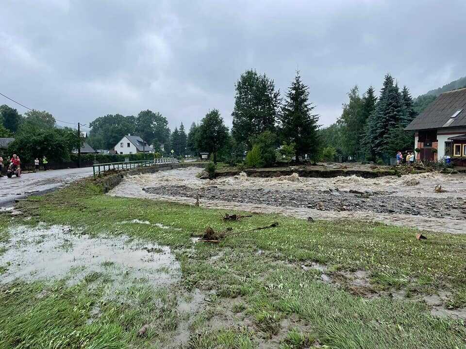Silné deště rozvodnily řeku Bělou v Jeseníkách. Hasiči odčerpávají vodu ze zatopených sklepů, foto: HZS OLK