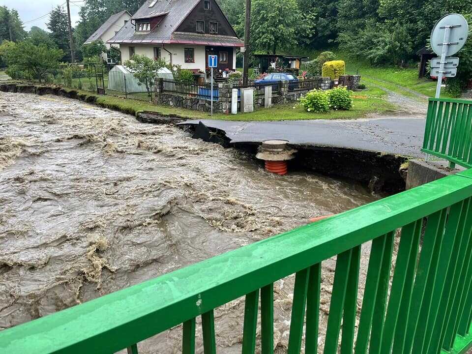Silné deště rozvodnily řeku Bělou v Jeseníkách. Hasiči odčerpávají vodu ze zatopených sklepů, foto: HZS OLK
