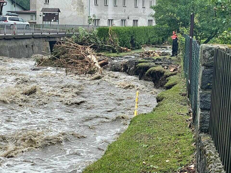 Silné deště rozvodnily řeku Bělou v Jeseníkách. Hasiči odčerpávají vodu ze zatopených sklepů, foto: HZS OLK