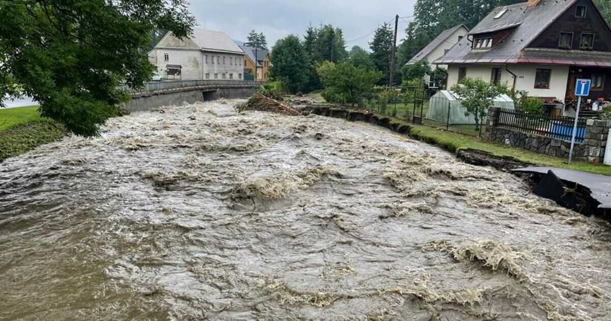 Silné deště rozvodnily řeku Bělou v Jeseníkách. Hasiči odčerpávají vodu ze zatopených sklepů, foto: HZS OLK