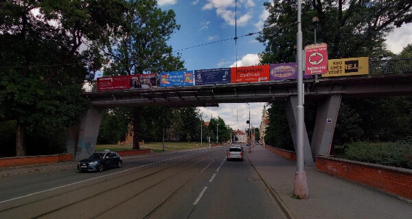 Lávka na Havlíčkově ulici před odstraněním bannerů, zdroj: Mapy.cz, KAM Olomouc