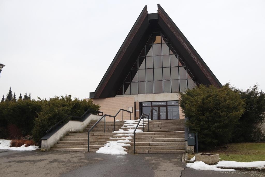 Aktuální foto obřadní síně a foto před rekonstrukcí, zdroj: město Přerov