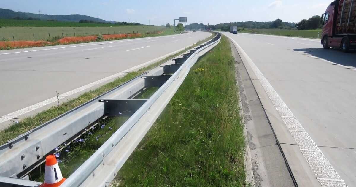 Poškozená svodidla na D1 | foto Policie ČR