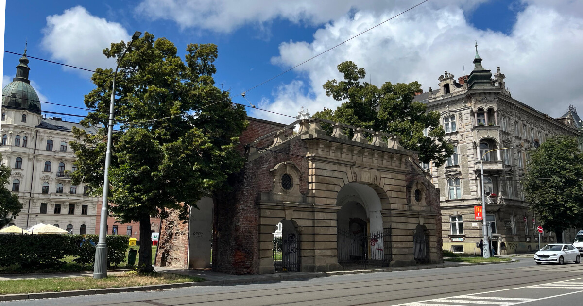 Josef Kovář maluje Terezskou bránu, foto: Report