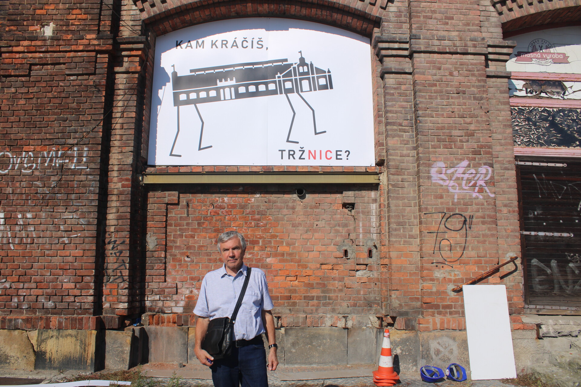 Ondřej Michálek a instalace jeho návrhu přímo na budově olomoucké Tržnice, foto: Report.cz