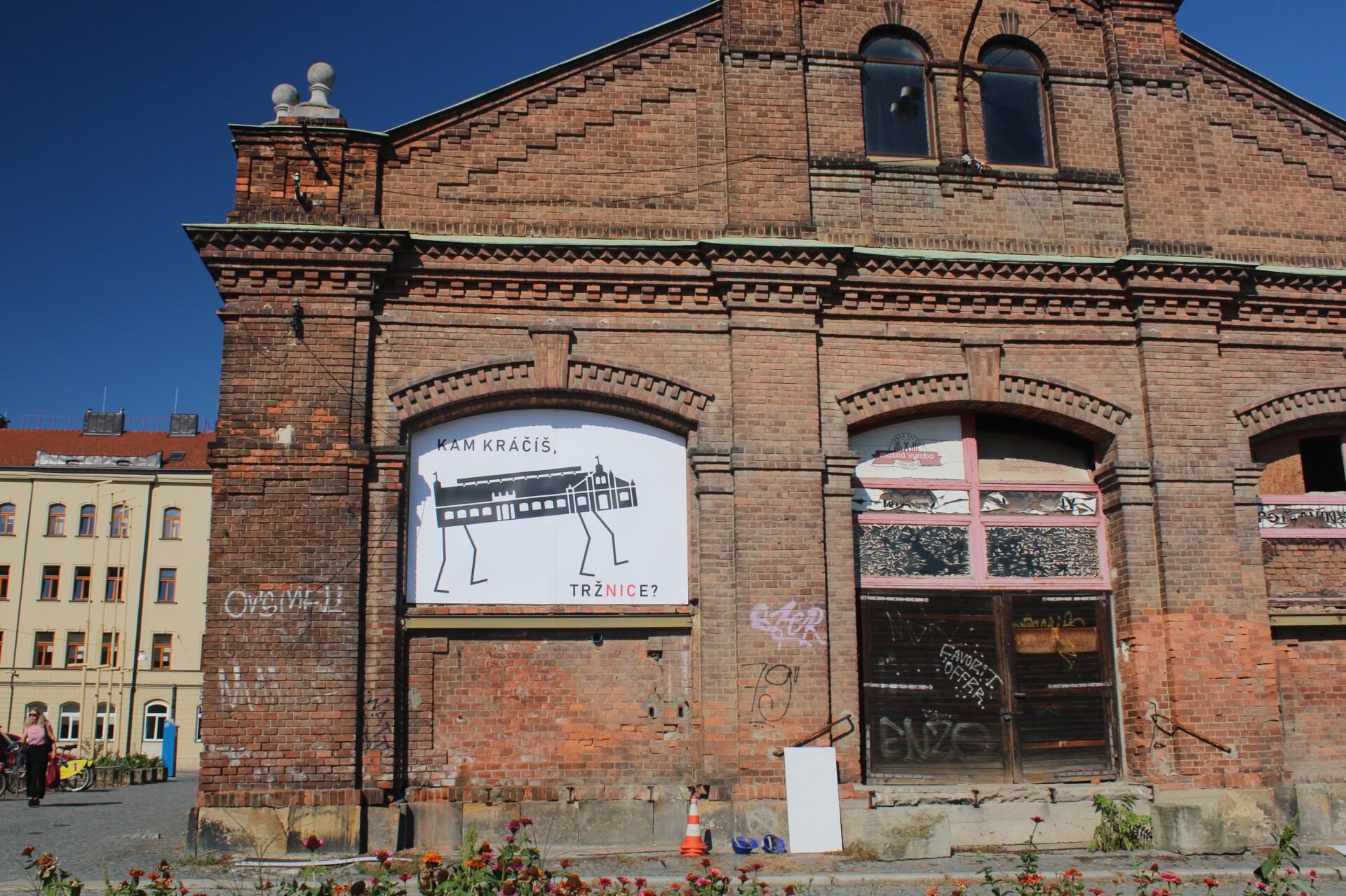 Ondřej Michálek a instalace jeho návrhu přímo na budově olomoucké Tržnice, foto: Report.cz