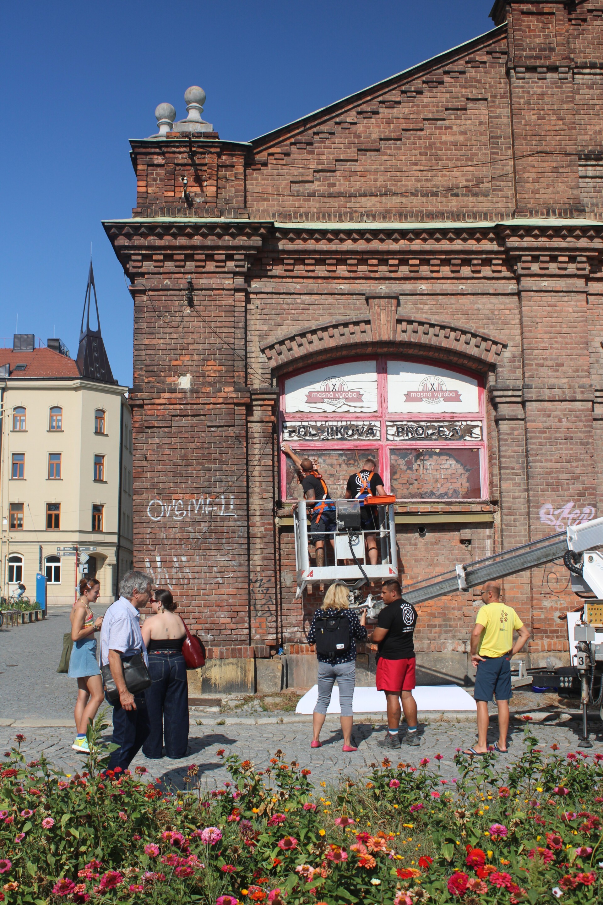 Ondřej Michálek a instalace jeho návrhu přímo na budově olomoucké Tržnice, foto: Report.cz
