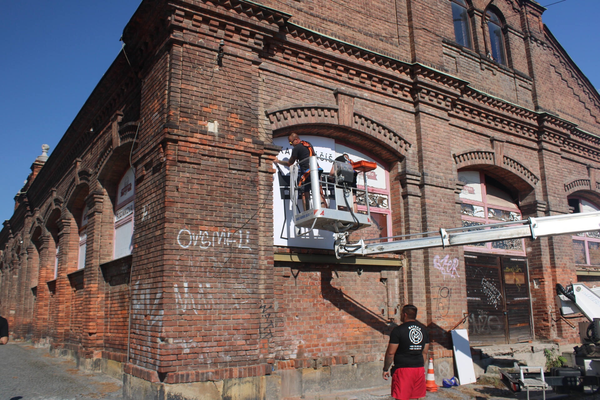 Ondřej Michálek a instalace jeho návrhu přímo na budově olomoucké Tržnice, foto: Report.cz