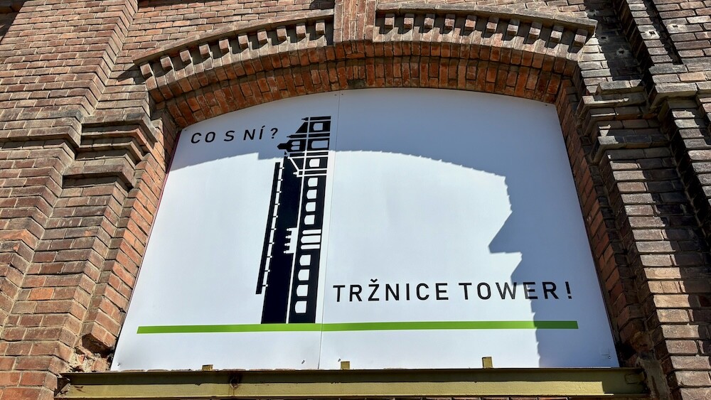 Ondřej Michálek a instalace jeho návrhu přímo na budově olomoucké Tržnice, foto: Report.cz