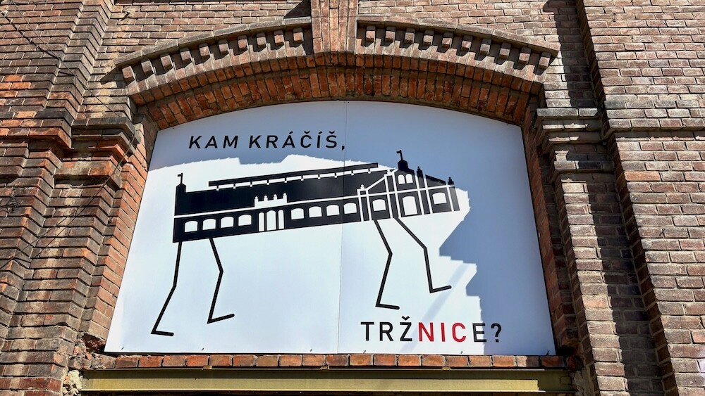 Ondřej Michálek a instalace jeho návrhu přímo na budově olomoucké Tržnice, foto: Report.cz