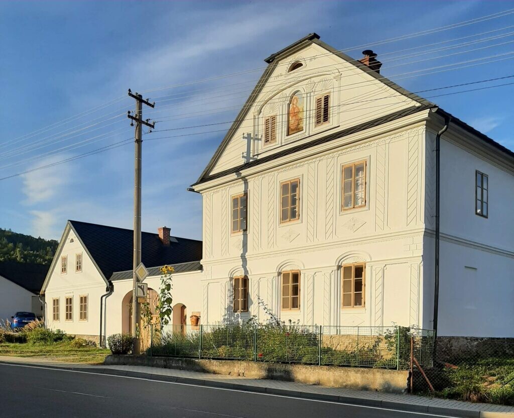 Vítězná tělocvična v Drahotuších, dům v Kolšově, škola SVAT, Dům seniorů Šternberk, rekonstruovaný dvorní trakt na Dolním náměstí, MUO Central, foto: Za krásnou Olomouc