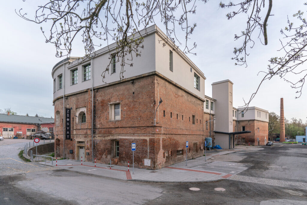 Vítězná tělocvična v Drahotuších, dům v Kolšově, škola SVAT, Dům seniorů Šternberk, rekonstruovaný dvorní trakt na Dolním náměstí, MUO Central, foto: Za krásnou Olomouc