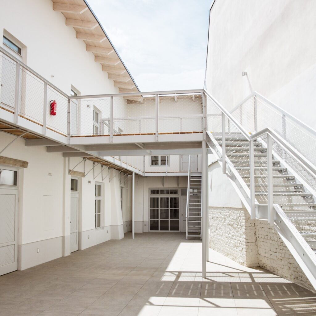 Vítězná tělocvična v Drahotuších, dům v Kolšově, škola SVAT, Dům seniorů Šternberk, rekonstruovaný dvorní trakt na Dolním náměstí, MUO Central, foto: Za krásnou Olomouc