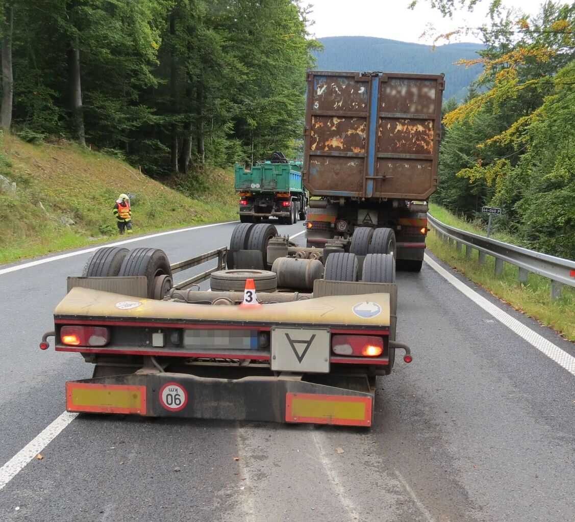 Převrácený návěs pod Červenohorským sedlem, foto: Policie ČR