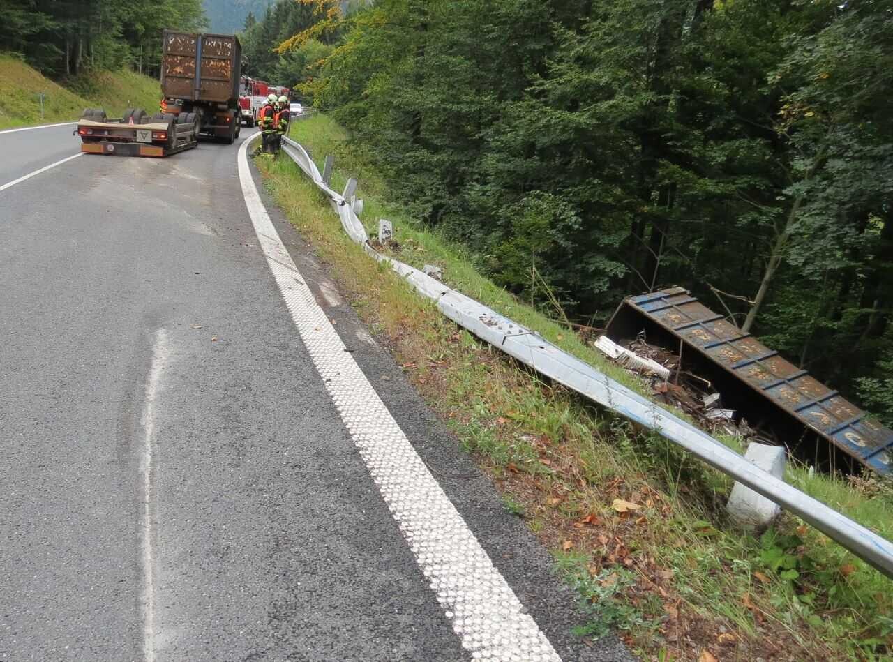 Převrácený návěs pod Červenohorským sedlem, foto: Policie ČR