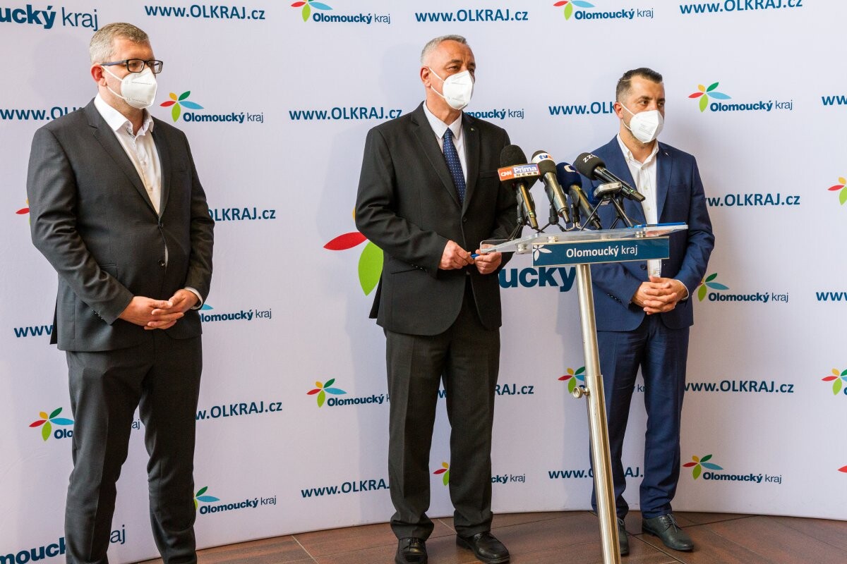 Hejtman Josef Suchánek s náměstky. Zdroj: olkraj.cz