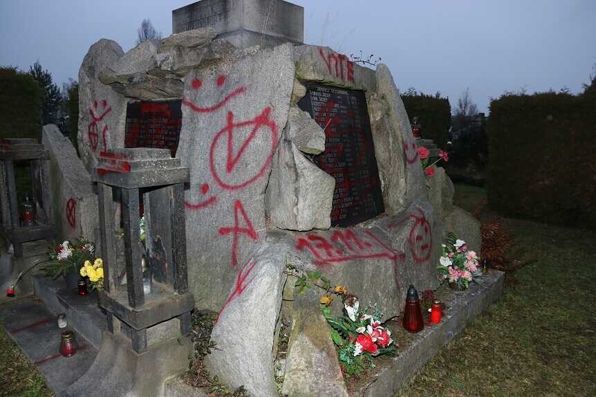 Poničený pomník, zdroj: Policie ČR