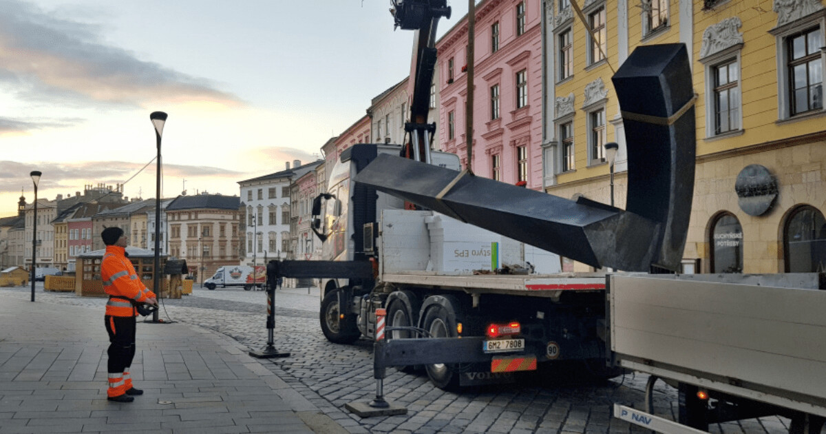 Instalace nové sochy, zdroj: olomouc.eu