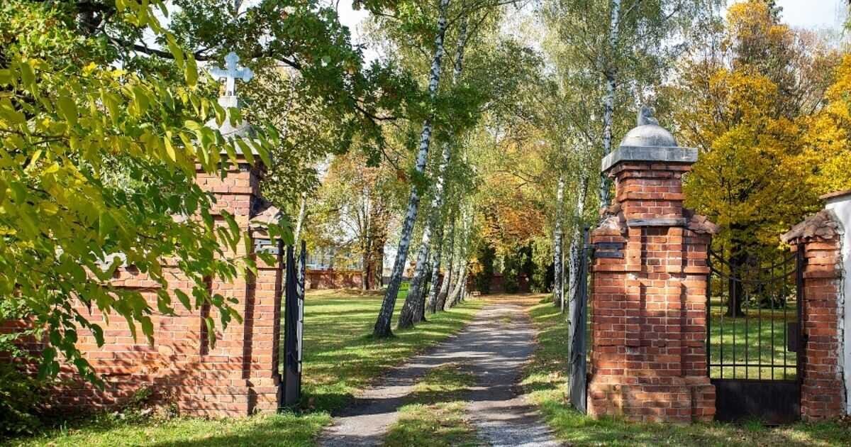 Brána do starého hřbitova | zdroj prirodavemeste.cz