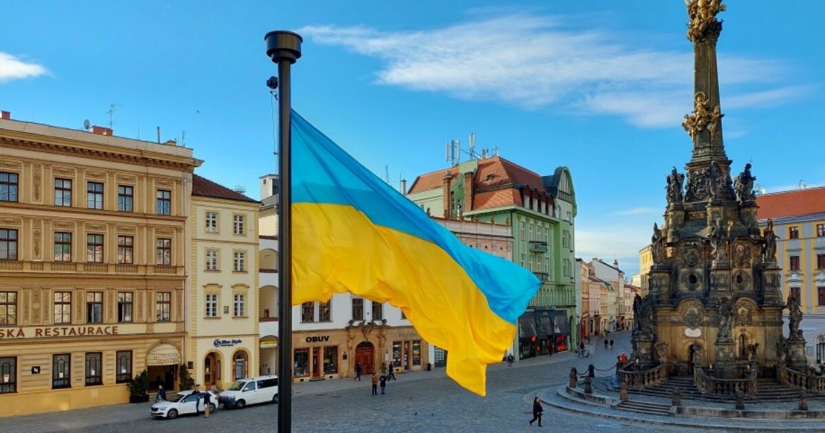 Na podporu Ukrajiny visí na důležitých místech kraje ukrajinská vlajka | zdroj Olomouc.eu