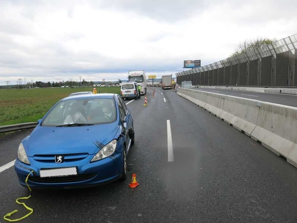 Uvolněný Peugeot na dálnici D46. Zdroj: Policie ČR