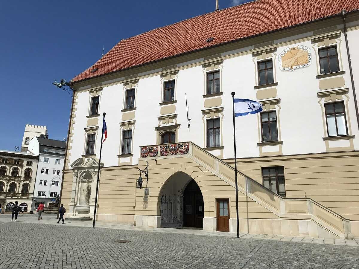 Před olomouckou radnicí vlaje izraelská vlajka, foto: Olomoucký Report