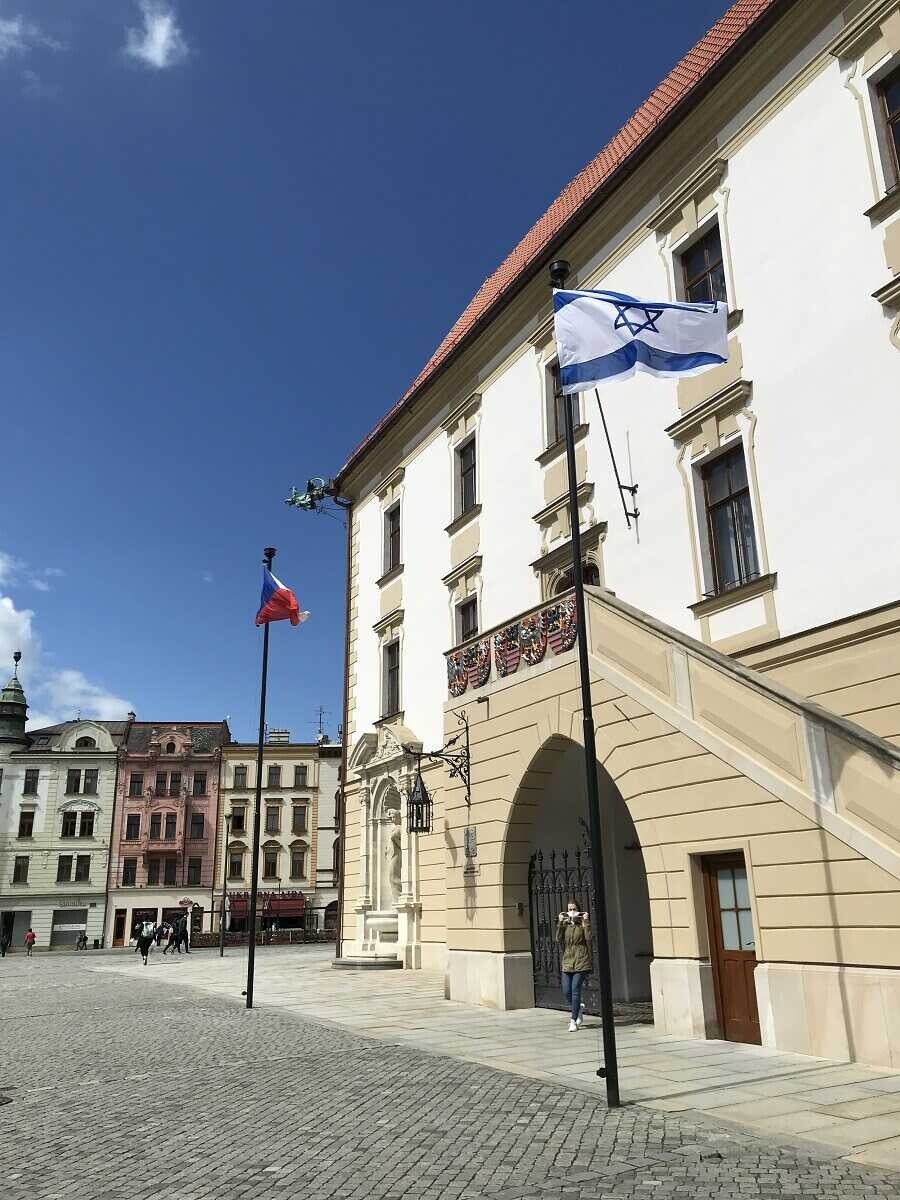 Před olomouckou radnicí vlaje izraelská vlajka, foto: Olomoucký Report