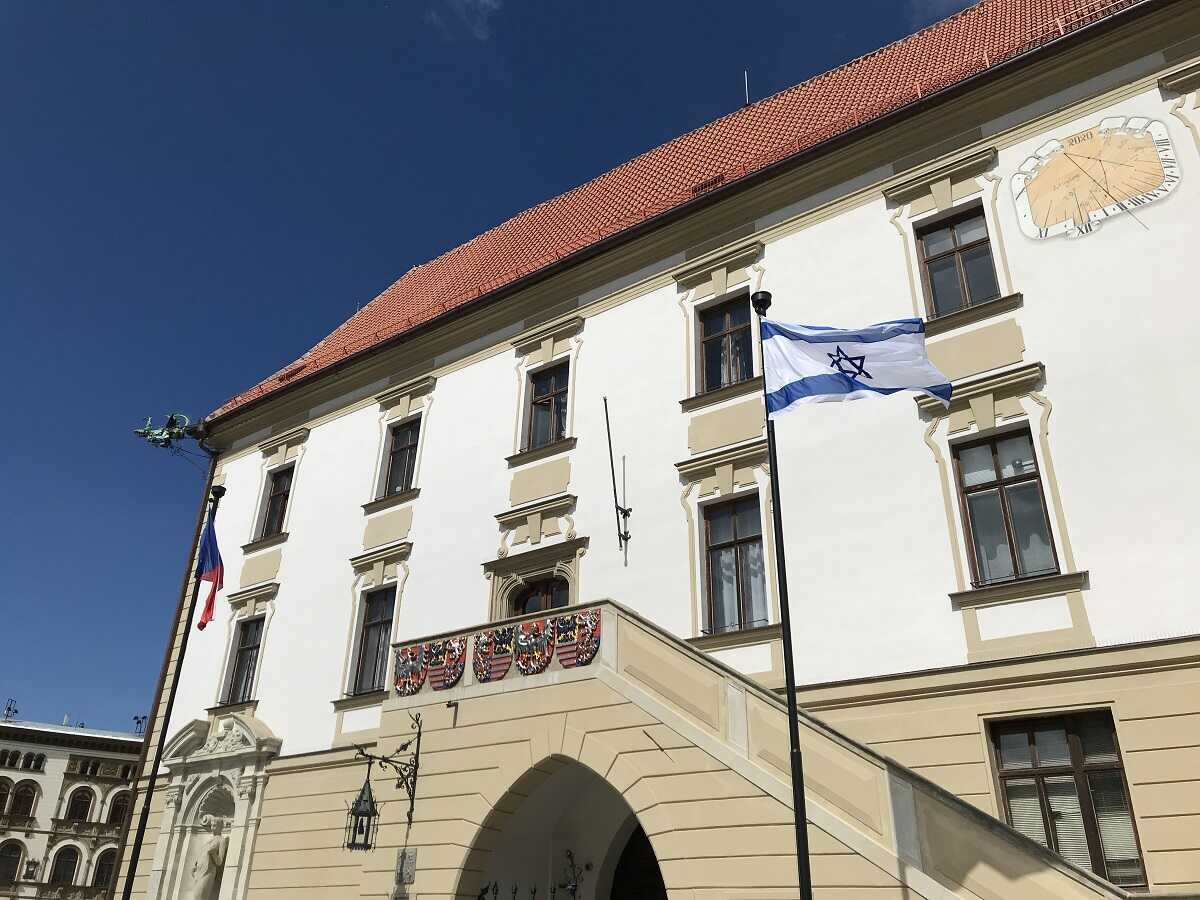 Před olomouckou radnicí vlaje izraelská vlajka, foto: Olomoucký Report
