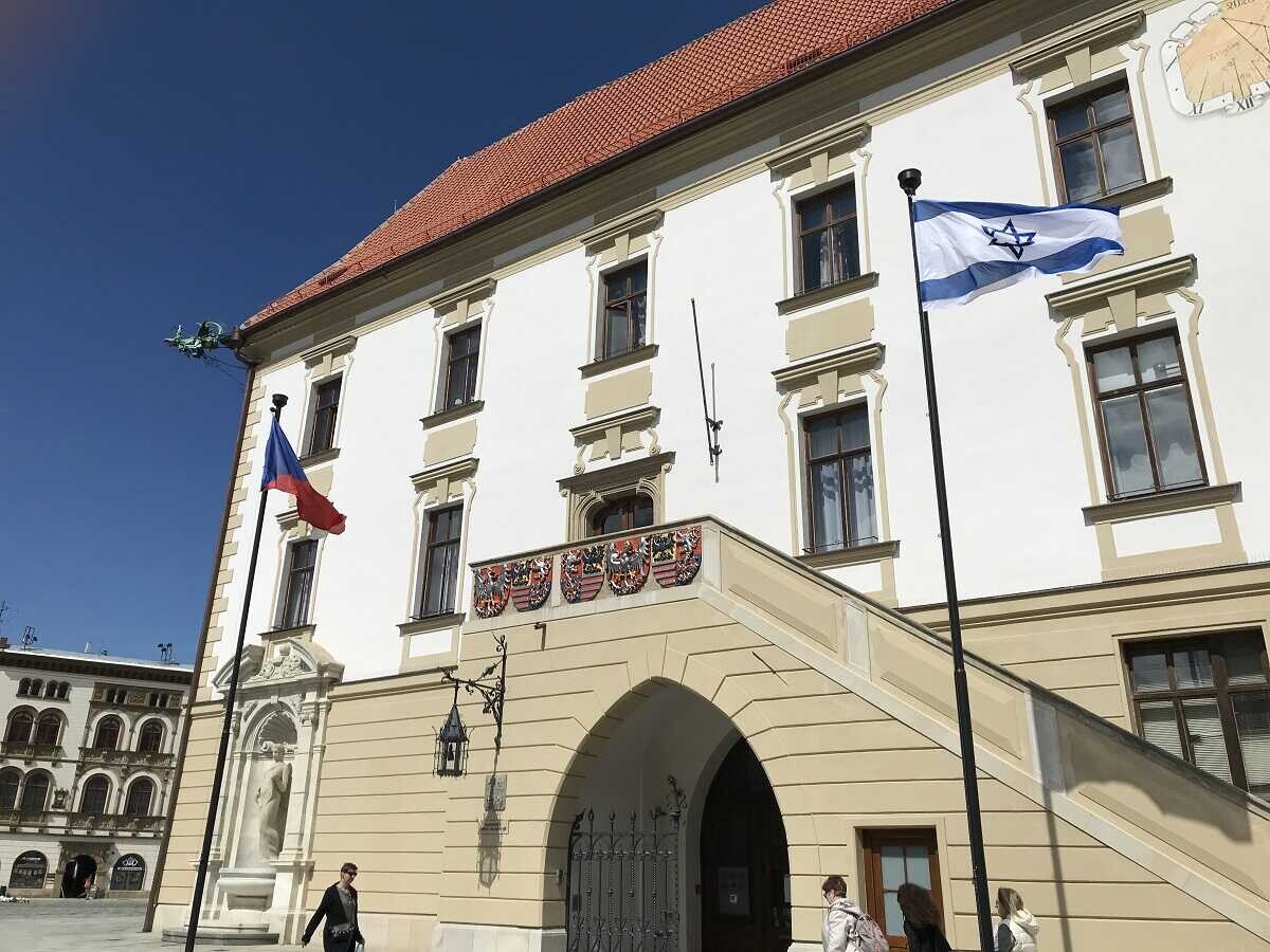 Před olomouckou radnicí vlaje izraelská vlajka, foto: Olomoucký Report