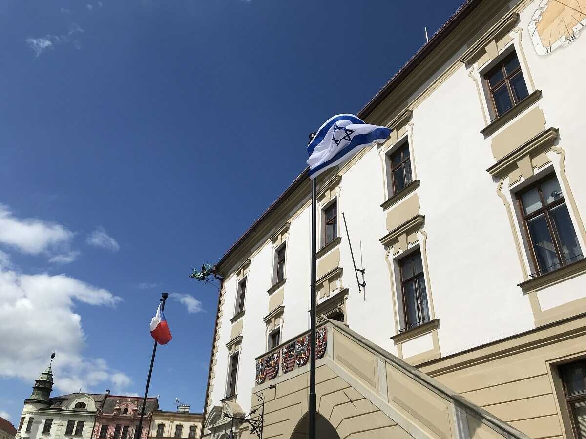 Před olomouckou radnicí vlaje izraelská vlajka, foto: Olomoucký Report
