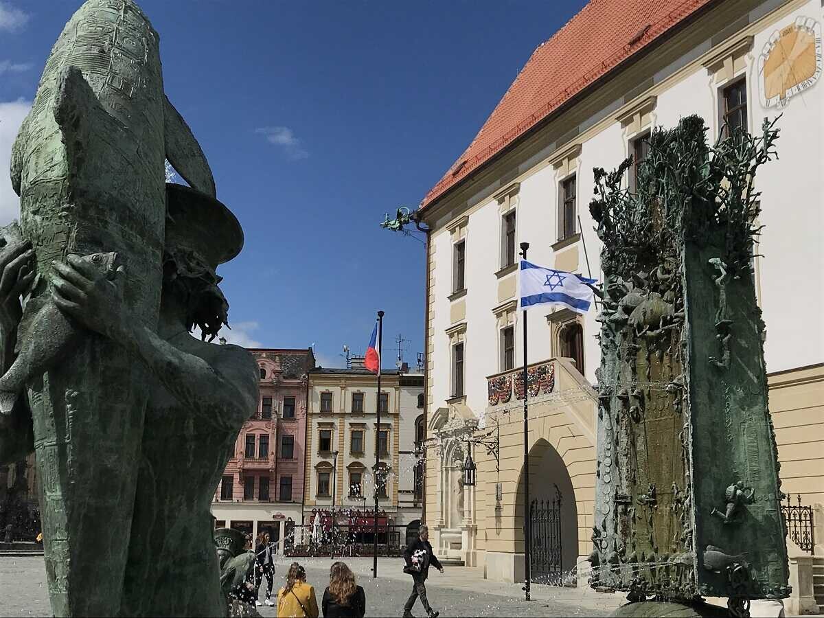 Před olomouckou radnicí vlaje izraelská vlajka, foto: Olomoucký Report