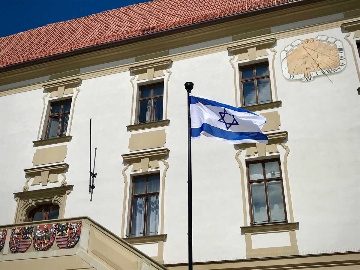 Před olomouckou radnicí vlaje izraelská vlajka, foto: Olomoucký Report