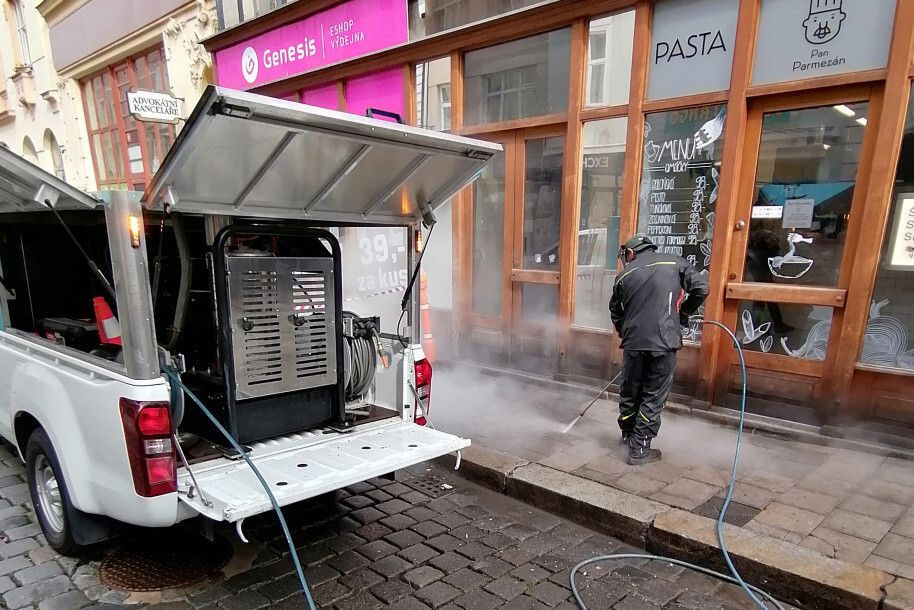 Parní stroj měl město zbavit plevele ekologičtější cestou, foto: Olomouc.eu