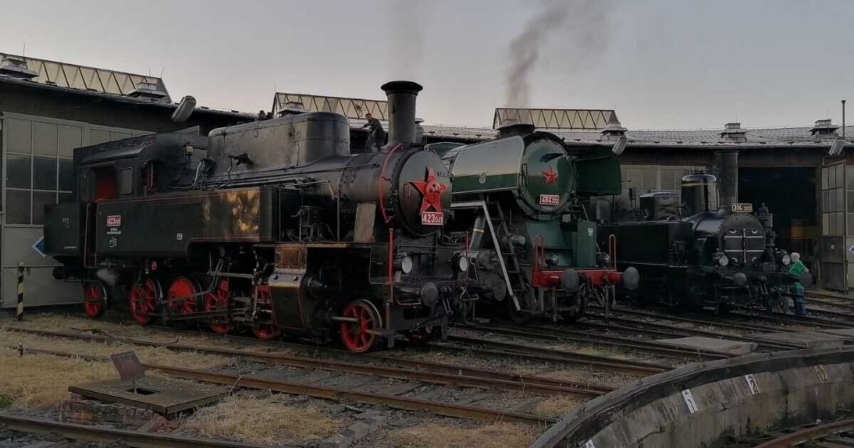 Parní lokomotivy před olomouckým ČD Muzeem, foto: ČD Muzeum Olomouc