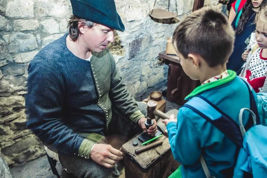 Jaká řemesla se věnují zpracování kůže se návštěvníci dozví od Tomáše Brázdy, foto: Víkend starých řemesel