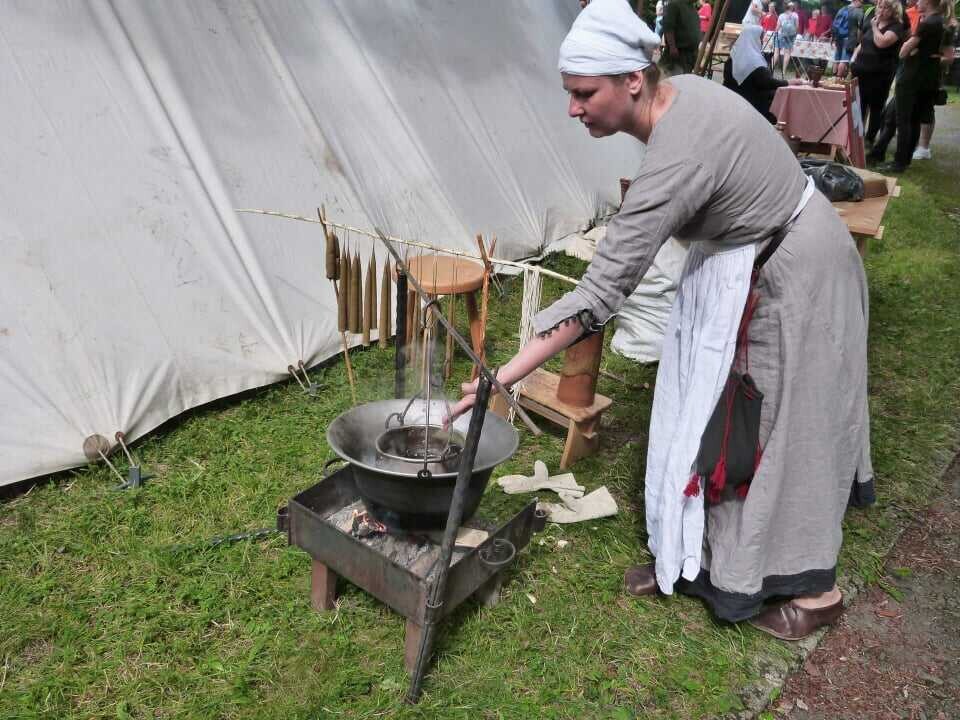 Jaká řemesla se věnují zpracování kůže se návštěvníci dozví od Tomáše Brázdy, foto: Víkend starých řemesel