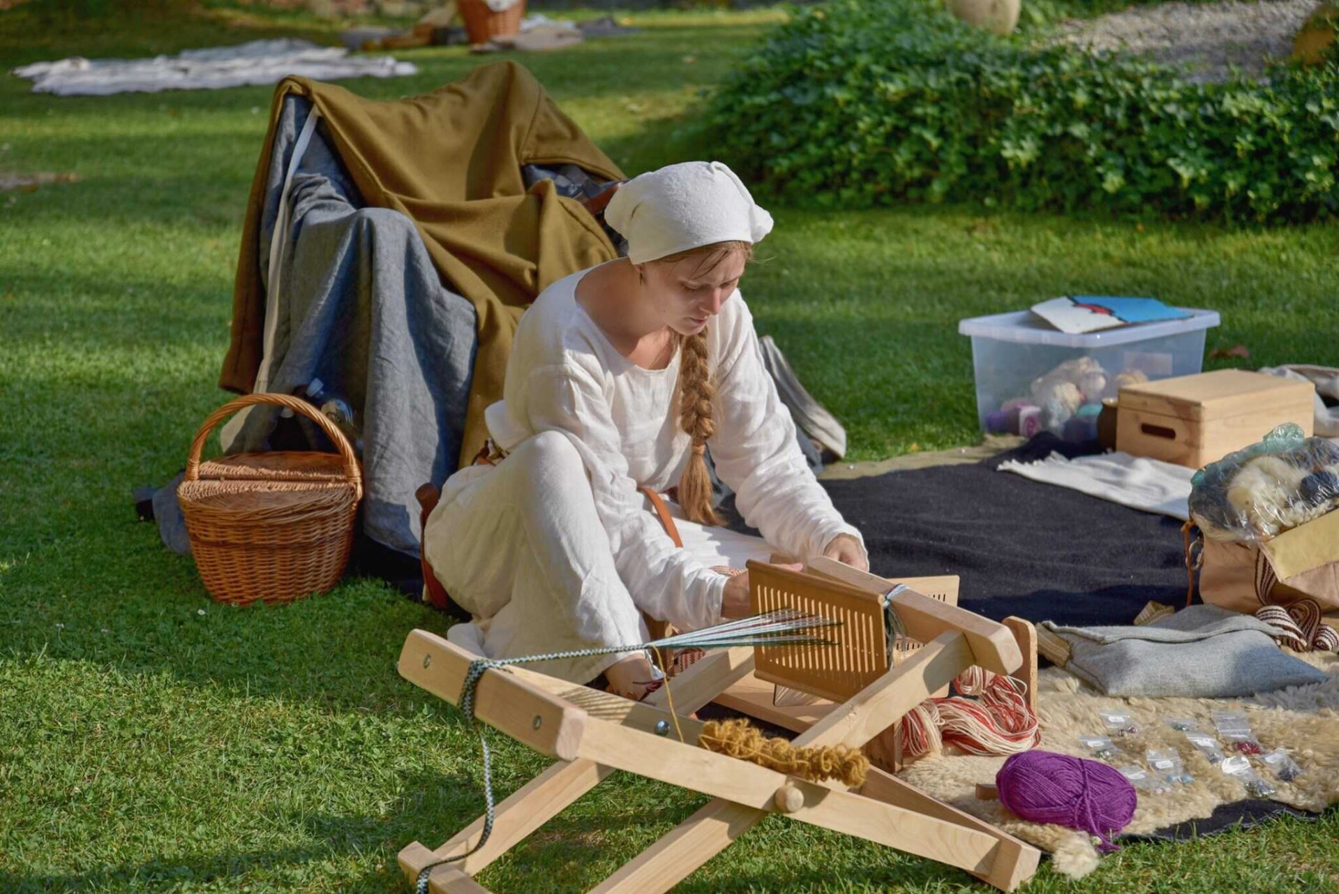 Jaká řemesla se věnují zpracování kůže se návštěvníci dozví od Tomáše Brázdy, foto: Víkend starých řemesel