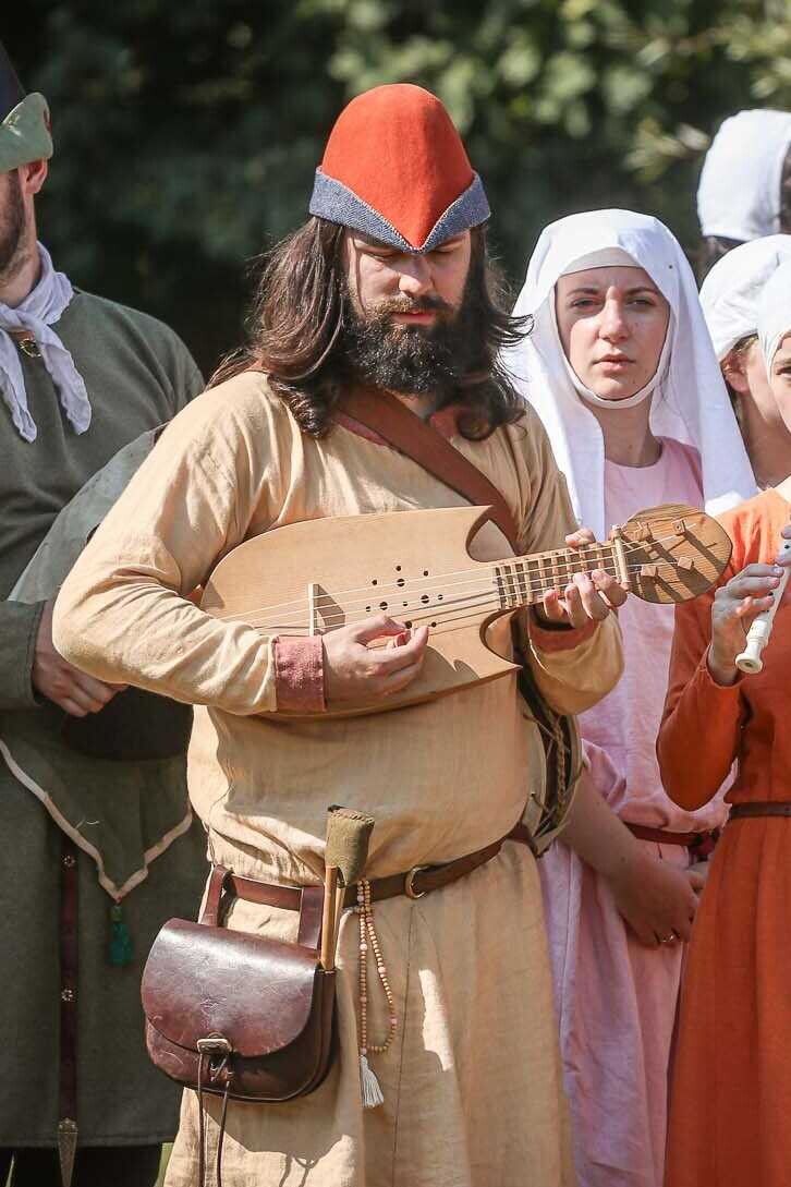 Jaká řemesla se věnují zpracování kůže se návštěvníci dozví od Tomáše Brázdy, foto: Víkend starých řemesel